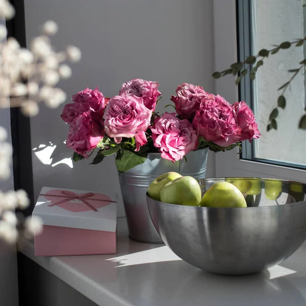 Ramo Rosas Rojas Cubo Hojalata Cuenco Acero Con Manzanas Verdes — Foto de Stock