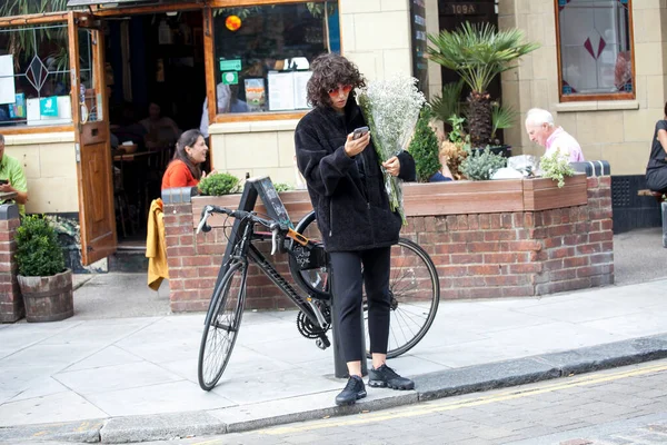 London Großbritannien Juni 2020 Ein Gelocktes Mädchen Schwarzem Pelzmantel Mit — Stockfoto
