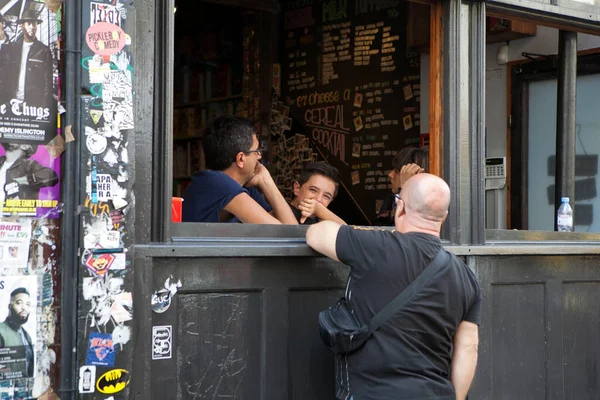 London Großbritannien Juli 2019 Ein Rasierter Mann Spricht Durch Ein — Stockfoto