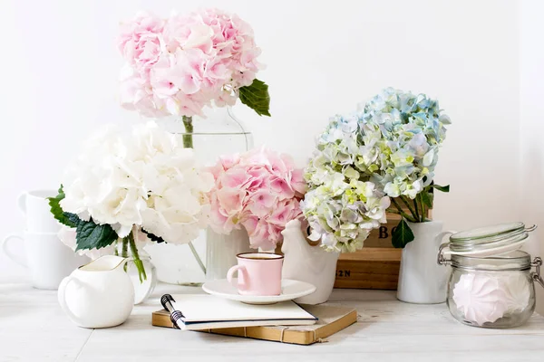 Una Gran Rama Con Hortensias Pastel Verde Azul Caja Almacenamiento —  Fotos de Stock