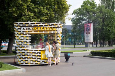 Moskova, Rusya - 06 Temmuz 2020, Anne ve kızı VDNH 'den pamuk şeker alıyor.