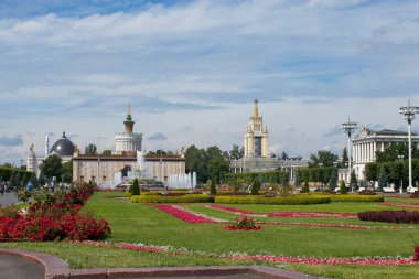 Moskova, Rusya - 05 Temmuz 2020, Moskova, Rusya 'daki VDNKh parkındaki Taş Çiçek Çeşmesi. VDNKh Moskova 'nın en önemli turistik merkezlerinden biridir. Eski Sovyet mimarisinin güzel manzarası.
