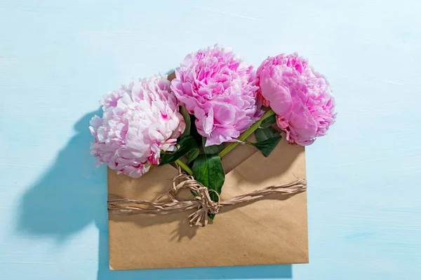 Różowe Piwonie Bukiet Zbliżenie Wiosenne Kwiaty Dzień Matki Brązowej Kopercie — Zdjęcie stockowe