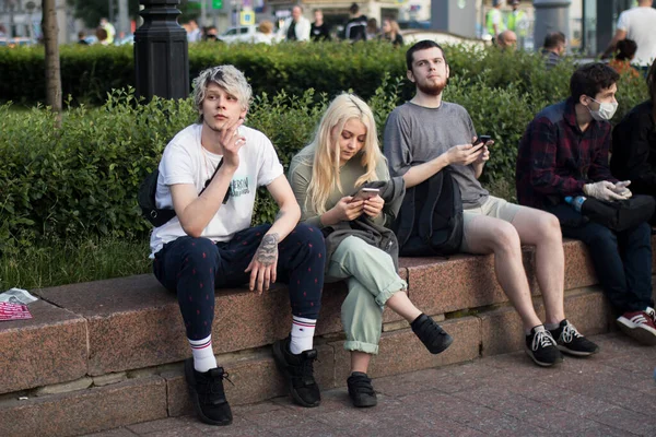 Москва Россия Июля 2020 Года Счастливая Пара Молодые Люди Сидят — стоковое фото