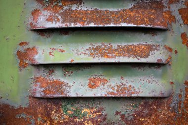 Çatlakları ve çizikleri olan metal bir duvarın dokusu arka plan olarak kullanılabilir. Metal şebekenin yapısı eski bir bataryadan. Şablon. Paslı yeşil renk
