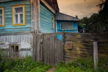 PERESLAVL-ZALESSKY, RUSSKY - 18 Temmuz 2020: Eski ahşap kırsal evin dekoratif oymalı pencereleri, çerçeveleri. Mimaride geleneksel Rus halk tarzı. Kırsal kesimde. Terk edilmiş evler