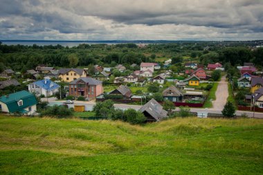 PERESLAVL-ZALESSKY, RUSSIA - 17 Temmuz 2020: Pereslavl-Zalessky 'nin panoramik manzarası, Rusya. Rusya 'nın Altın Yüzüğü.