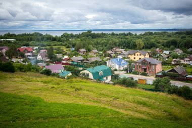 PERESLAVL-ZALESSKY, RUSSIA - 17 Temmuz 2020: Pereslavl-Zalessky 'nin panoramik manzarası, Rusya. Rusya 'nın Altın Yüzüğü.