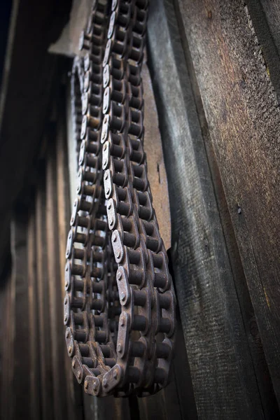 Cadena Oxidada Oruga Una Vieja Puerta Granero Textura —  Fotos de Stock