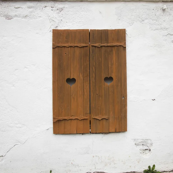 Geschnitzte Fensterläden Aus Holz Mit Herzen Einer Weißen Ziegelwand — Stockfoto