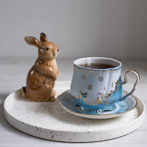 Столі Синій Порцеляновий Чай Чайник Чашки Чаю Фігурка Заєць — стокове фото
