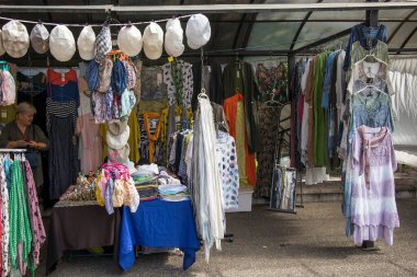 UGLICH, Rusya, - 26 Temmuz 2020, Rus Ulusal Hediyelik Eşyalar Fuarı 'nda. Vintage Pavlovo Posad Şalı.