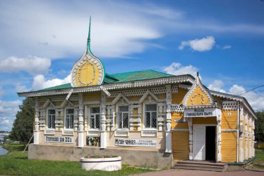 UGLICH, Rusya, - 26 Temmuz 2020, Rusya, Rusya 'nın Yaroslavl bölgesinde, Uglich şehrinde oyulmuş çerçeveli, süslemeli ahşap ev (Şehir Hayatı Müzesi). Uglich mimarisinde Rus halk tarzı