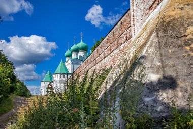 Borisoglebsky, Yaroslavl bölgesi, Rusya, - 26 Temmuz 2020, Boris ve Gleb Ortodoks manastırı (Borisoglebskiy). Doğu Duvarı.