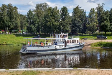 UGLICH, Rusya, - 26 Temmuz 2020, Volga nehri kıyısındaki eski kentte yolcu gemisi
