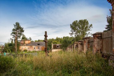 Vereteya köyü, Breitovsky bölgesi, Yaroslavl bölgesi, Rusya, 26 Temmuz 2020, Peygamberimiz Elijah 'ın yıkılmış tapınakları ve terk edilmiş bir mezarlığın yakınındaki Kutsal Bakire' nin Korunması..
