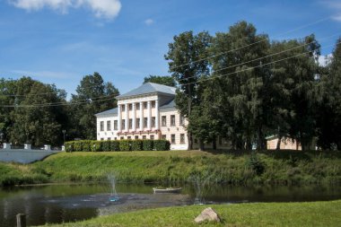 UGLICH, Rusya, - 26 Temmuz 2020, Nehir kenarındaki Eski Şehir Konseyi