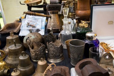 UGLICH, Rusya, - 26 Temmuz 2020, Rus Ulusal Hediyelik Eşyalar Fuarı 'nda. Antika şeyler.