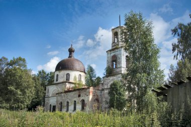 Baskaki, Rusya - 27 Temmuz 2020, Baskaki köyü. Assumption Ortodoks Kilisesi 'nden terk edilmiş. Tver bölgesi, Vesyegonsky bölgesi. Terk edilmiş bir kilisenin duvarında fresklerin kalıntıları..