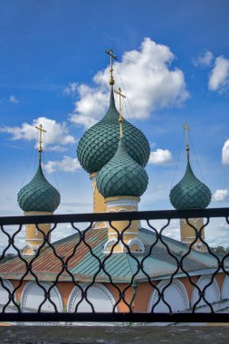 UGLICH, Rusya, - 26 Temmuz 2020, Dönüşüm Katedrali. Katedral, şehrin ana tapınağıdır. Çok iyi restore edilmiş ve bakımlıdır. İçinde antik simgeler ve 