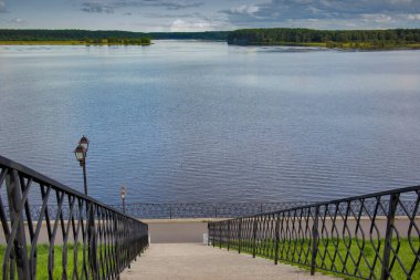 Volga 'nın Myshkin şehrinin seddi tarafından oyulmuş kapı ve basamaklardan görünüşü