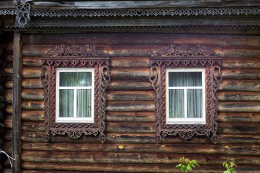 Köy eski evlerinde oyulmuş çerçeve ve panjurlu Rus pencereleri