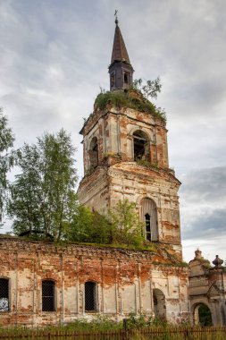 Vereteya köyü, Breitovsky bölgesi, Yaroslavl bölgesi, Rusya, 26 Temmuz 2020, Peygamberimiz Elijah 'ın yıkılmış tapınakları ve terk edilmiş bir mezarlığın yakınındaki Kutsal Bakire' nin Korunması..