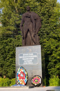 Ustyuzhna, Vologda bölgesi, Rusya - 27 Temmuz 2020 - 27 Temmuz 2020, İkinci Savaş 'ta ölen hemşerilerimiz Ustyuzhan anıtı. Savaşı kazanan Sovyet askerleri ve kahramanlarının anıtı.