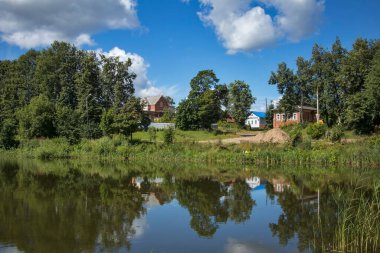 Borisoglebsky, Yaroslavl bölgesi, Rusya, - 26 Temmuz 2020, Pondin yaz saatine yakın bir konut.