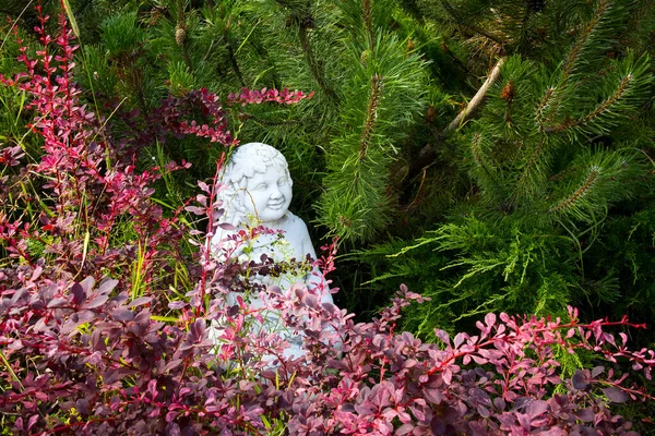Garden Sculptures Well Kept Garden Marble Sculpture Angel Bushes — Stock Photo, Image