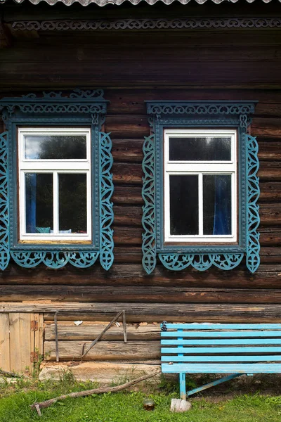 村内有雕刻门框和百叶窗的俄罗斯窗户 — 图库照片
