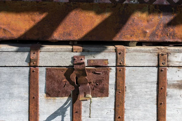 納屋の金属の木製のドアの古い金属南京錠 — ストック写真