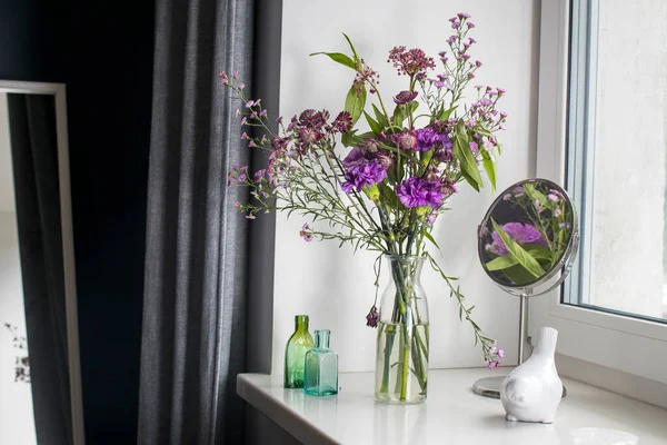 Herbststrauß Aus Astrrantia Lila Nelken Und Aster Einer Vasenflasche Auf — Stockfoto