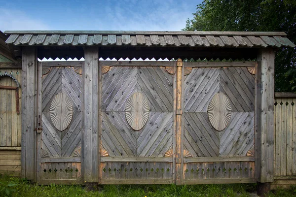 伝統的な様式で市内の木造邸宅の彫刻された門 — ストック写真