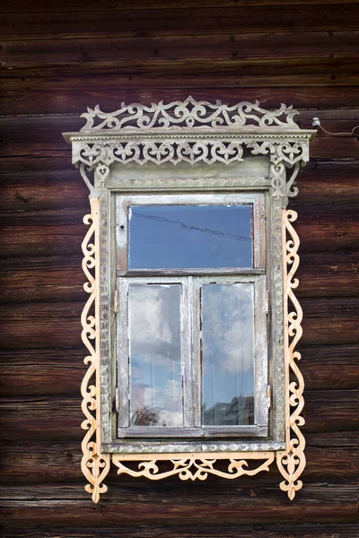 村内有雕刻门框和百叶窗的俄罗斯窗户 — 图库照片