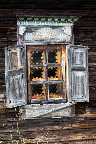 Ryska Fönster Med Snidade Ramar Och Fönsterluckor Byhus — Stockfoto