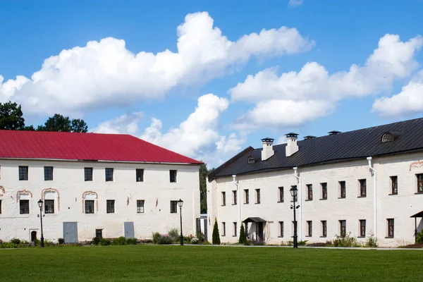 Tikhvin, Rusya - 29 Temmuz 2020, Tanrı 'nın Annesi Yurdunun Tikhvin Manastırı