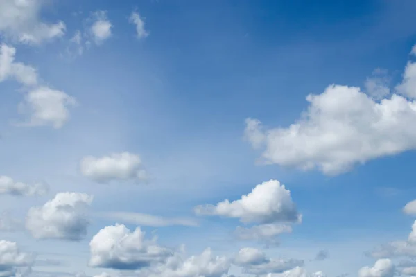 Nubes Cúmulos Contra Cielo Azul Salvapantallas — Foto de Stock