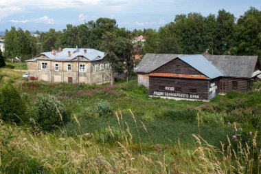 BELOZERSK, RUSSIA - 03 Ağustos 2020, eski Rus şehri Belozersk 'in görüntüsüyle manzara
