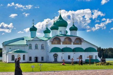 Rusya, Leningrad bölgesi, 12 Ağustos 2020. Eski Sloboda köyündeki Kutsal Üçlü Alexander Svirsky erkek manastırı..