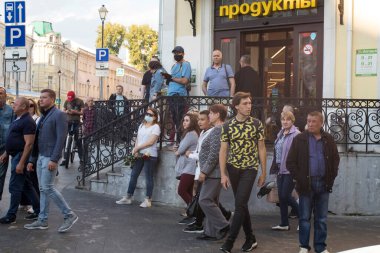Moskova, Rusya - 15 Ağustos 2020, büyük bir kalabalık caddeyi geçerken yeşil ışık bekliyor..