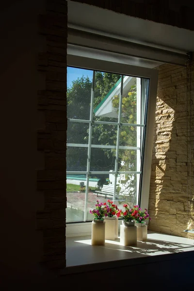 Künstliche Petunienblüten Weißen Vasen Auf Der Fensterbank Licht Der Sonne — Stockfoto