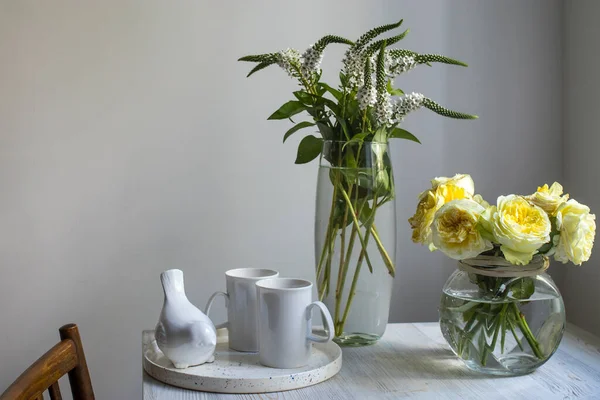 Ein Strauß Weißer Veronika Einer Hohen Schmalen Vase Und Gelber — Stockfoto