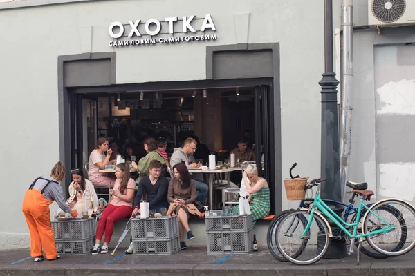 Moscú Rusia Agosto 2020 Gente Está Almorzando Café Diferentes Parejas — Foto de Stock