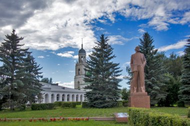 Poshekhonye, Yaroslavl bölgesi Rusya - 3 Ağustos 2020, Trinity (Troitskaya) Kilise Yaroslavl bölgesi Rusya 'nın Poshekhonye manzarası. Alışveriş salonu