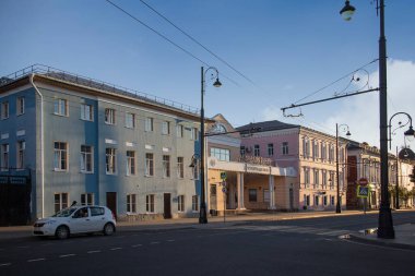 Rybinsk, Rusya - 10 Ağustos 2020: Rybinsk kasabasının merkezindeki sokak manzarası,