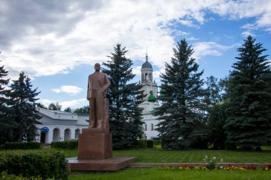 Poshekhonye, Yaroslavl bölgesi Rusya - 3 Ağustos 2020, Trinity (Troitskaya) Kilise Yaroslavl bölgesi Rusya 'nın Poshekhonye manzarası. Alışveriş salonu