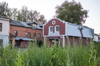 Rybinsk, Rusya - 10 Ağustos 2020: Rybinsk kasabasının merkezindeki cadde manzarası, Nazik Diş Kliniği