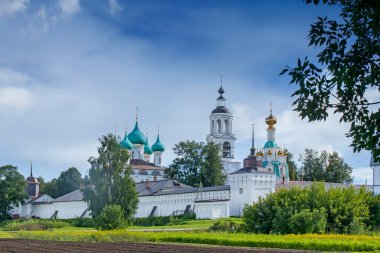 YAROSLAVL, RUSSIA - 21 Ağustos 2020: Vvedensky Tolga manastırı. Volga 'daki Yaroslavl' daki Ortodoks kadın manastırı Bank 'tan ayrıldı. 1314 'te kuruldu. .