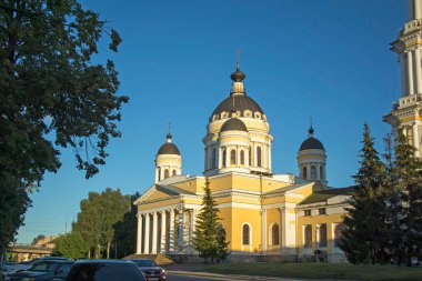 Rybinsk, Rusya - 10 Ağustos 2020: Dönüşüm Katedrali. Volga nehri seti üzerindeki Spaso-Preobrazhensky Katedrali